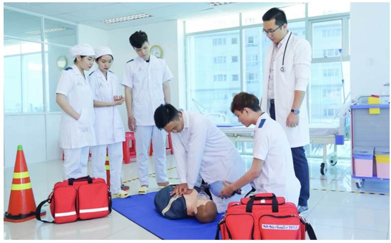 Buổi học thực hành cấp cứu tại Trung tâm huấn luyện tiền lâm sàng thuộc Trường CĐ
